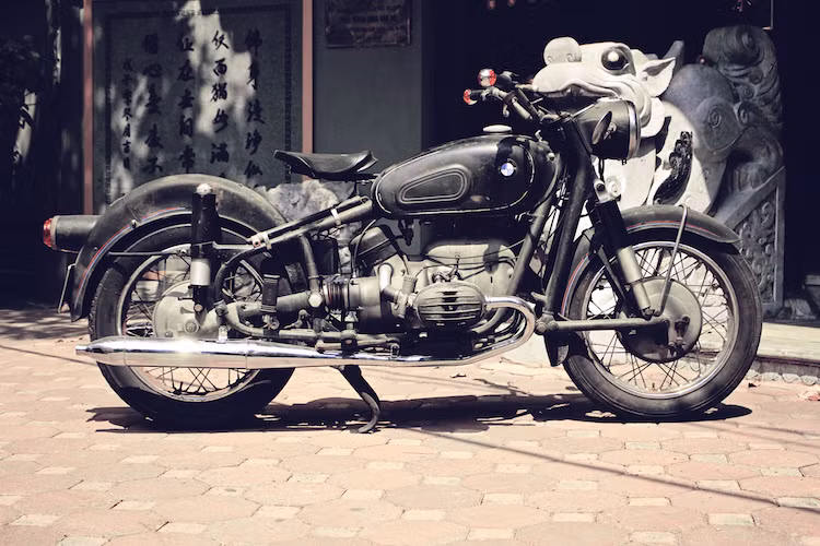 R50/2 là một trong những mẫu R-Series của BMW, bao gồm các "thành viên" như chiếc R26 250cc, R50 500cc, R60 600cc và phiên bản thể thao 600cc R69. Những mẫu xe thuộc dòng R đều có đặc điểm chung là sử dụng các cặp phuộc độc lập kèm gắp cho cả 2 bánh, khiến cảm giác điều khiển của chúng được cải thiện hơn so với thế hệ trước.