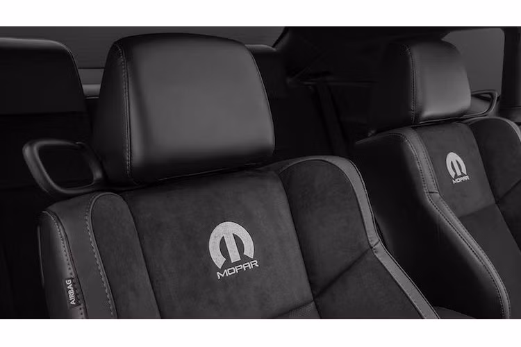 Ở bên trong nội thất, mỗi chiếc Mopar Challenger đều có những chiếc ghế ngồi thể thao được bọc kết hợp giữa da và alcantara, cùng với những logo Mopar thêu trên lưng ghế. Ngoài ra, trên bậc cửa của xe còn có một tấm thẻ nhỏ bằng kim loại có đánh số thứ tự sản xuất của mỗi chiếc xe.