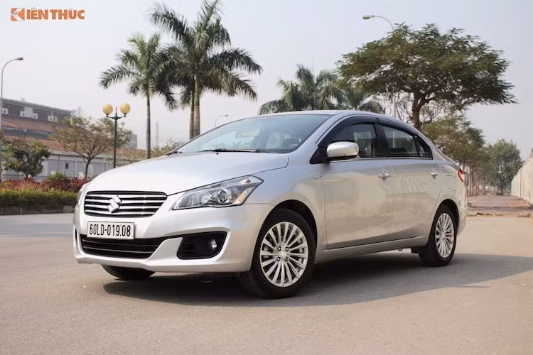 Suzuki Việt Nam đã đưa ra mức giá niêm yết cho Ciaz là 580 triệu đồng. Với mức giá này, Ciaz rẻ hơn một chút so với Toyota Vios phiên bản E CVT (588 triệu đồng) và Honda City số tự động (583 triệu đồng), đồng thời có các tiện nghi rất hấp dẫn. Tuy nhiên kể từ khi ra mắt tới cuối năm 2016, mẫu xe này đã có một khoảng thời gian "chật vật" tìm chỗ đứng tại thị trường Việt.