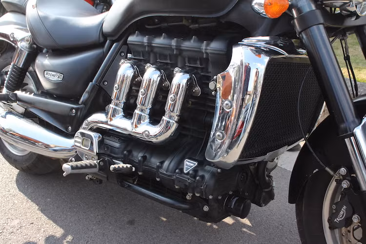 Với động cơ 3 xi-lanh thẳng hàng 2294, Triumph Rocket III cho tới nay vẫn là mẫu môtô sản xuất hàng loạt có dung tích lớn nhất Thế giới. Taị Việt Nam, mẫu xe này cũng chỉ bị "đánh bại" bởi một số dòng xe "hàng thửa" hoặc Boss Hoss lắp máy V8 của xe hơi. Có hành trình xi-lanh 94,3 mm - ngắn hơn đường kính piston là 101,6 mm, động cơ của Rocket III được thiết kế hướng tới mô-men xoắn lớn.