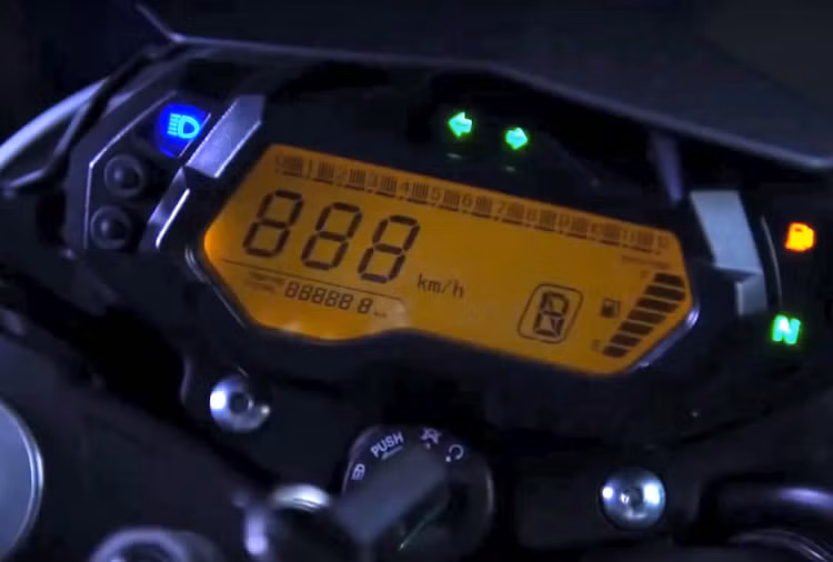 Tương tự như đối thủ TFX150 từ Yamaha hay Honda CB150R, TNT 15 thế hệ mới được trang bị bảng đồng hồ với màn hình LCD đơn sắc lớn nằm ngang, cùng với các đèn báo khác. Xe vẫn sử dụng ổ khóa bình thường thay vì có khóa từ hay smartkey.