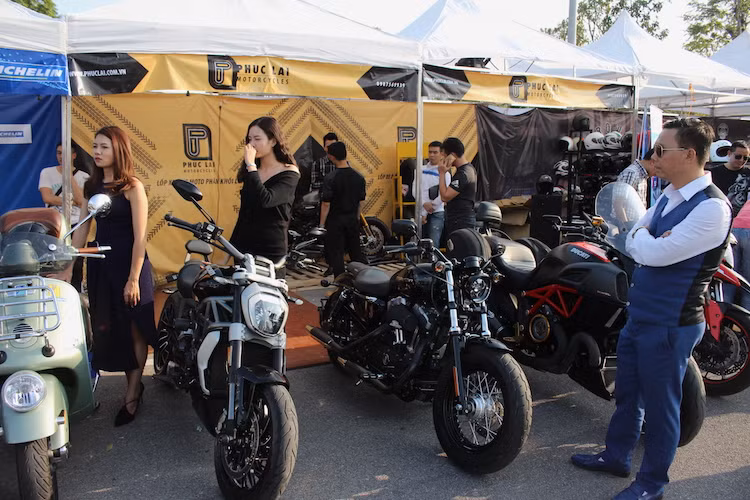 Không chỉ dành riêng cho các biker sở hữu xe môtô, Day of H.O.G 2017 còn là một lễ hội xe mà bất kỳ ai cũng có thể tham gia khi có cả một khu vực riêng với nhiều gian hàng hoạt động khác nhau, từ trưng bày giới thiệu xe tới mua bán phụ tùng, phụ kiện, trang phục liên quan tới môtô và các khu ẩm thực, biểu diễn âm nhạc, nghệ thuật... được mở cửa tự do.