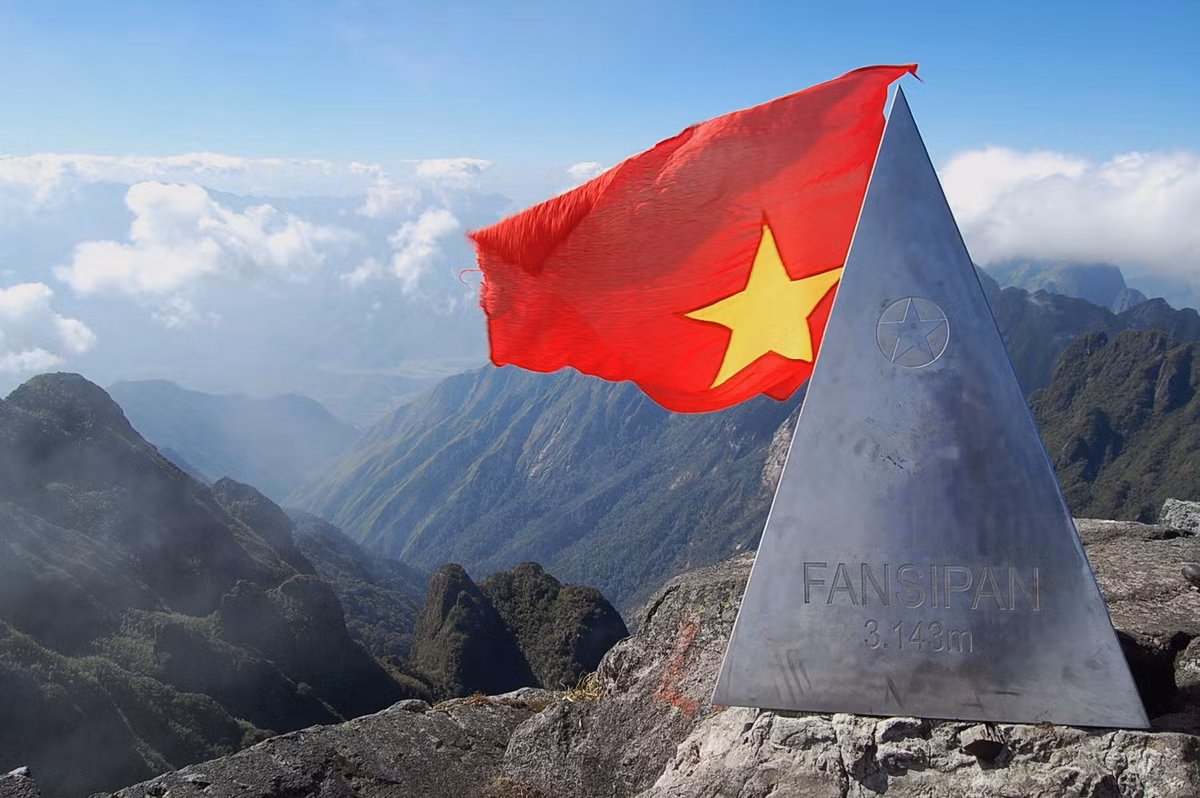 Với những người yêu thích leo núi hay đi phượt mạo hiểm thì đỉnh Fansipan, cao 3143m từ lâu đã là một địa điểm đầy sức hút. Có nhiều con đường để chinh phục "nóc nhà Đông Dương" với những độ khó khác nhau, tùy thuộc vào sự lựa chọn của người leo núi. Sau cái chết của một phượt thủ người Anh ở Fansipan mới đây khi chọn đường đi lên đỉnh núi bằng con đường khó nhất thì những "điểm đen", những khu vực đặc biệt nguy hiểm trên đường leo Fansipan đã được những phượt thủ có kinh nghiệm tổng hợp lại và chia sẻ, lưu ý với tất cả mọi người. Ảnh trong bài: Dulichgo/Thoibao/Nguoidulich.info.