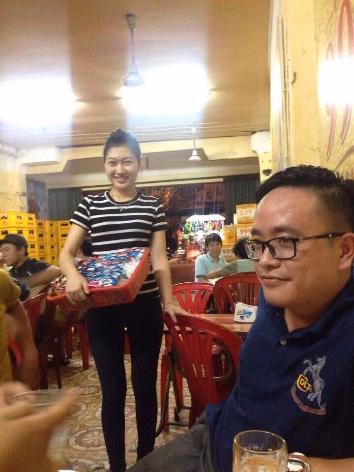 Theo tìm hiểu, cô gái bán kẹo xinh đẹp tên thật là Trần Bảo Ngọc, sinh năm 1999, quê gốc Thanh Hóa. Theo tiết lộ của Vũ Anh Minh, một sinh viên sinh sống ở Hải Phòng đã lâu, rất nhiều người dân thành phố hoa phượng đỏ dường như đã quen mặt cô bé có biệt danh "Ngọc kẹo" này khoảng gần chục năm nay khi cô rong ruổi trên khắp các con phố để bán kẹo, hàng rong kiếm sống.