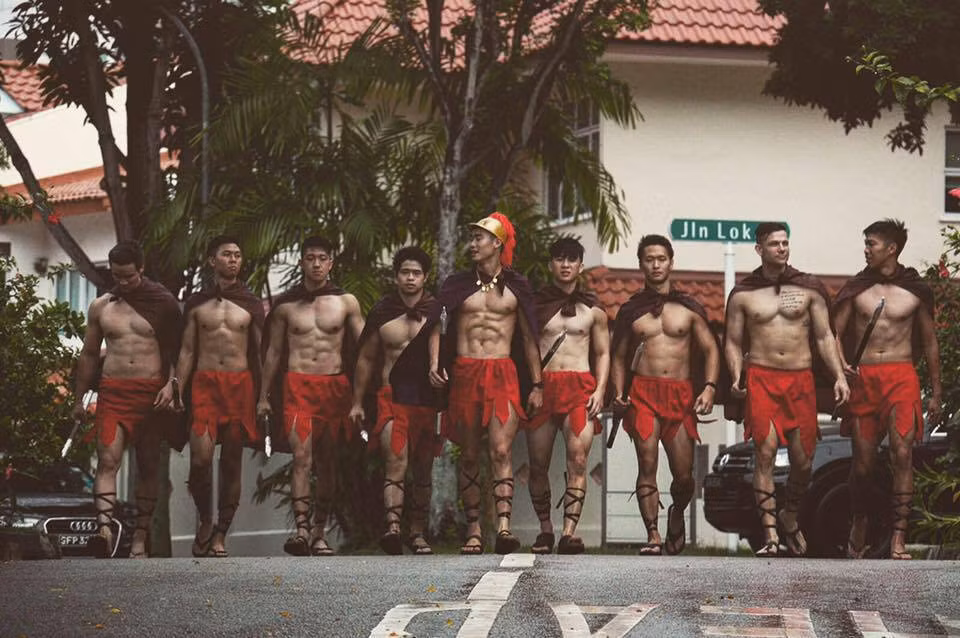 Mới đây, đám cưới của một cặp đôi người Singapore đã gây "náo loạn" khi có dàn phù rể được nhận xét là "chất nhất quả đất". Chú rể cùng một vài người bạn của mình đã hóa trang thành các chiến binh Spartan, ai cũng rất đẹp trai, có thân hình cơ bắp, bụng 6 múi, "kéo quân" đến nhà cô dâu khiến các chị em người thì xấu hổ, người thì "ngất lên ngất xuống" khi vừa trông thấy. Bức ảnh chụp dàn phù rể gây sốc này hút hàng chục nghìn lượt like, chia sẻ trên cộng đồng mạng quốc tế khiến dân tình không ngừng bàn tán.