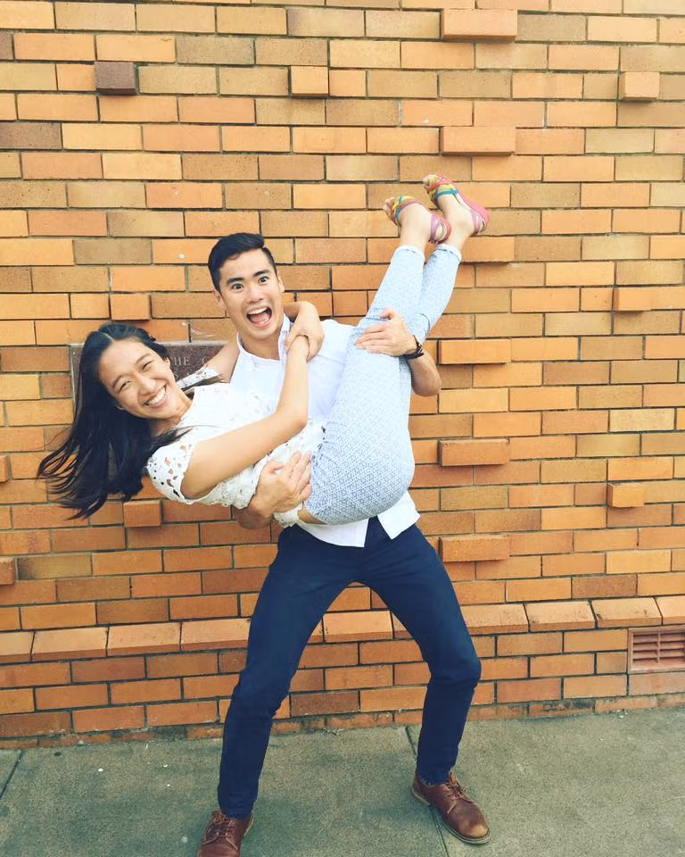 Trước đây, Zachary và Alsa là bạn học cùng trường. Cả hai có cùng ước mơ và rất nhiều sở thích tương đồng. Họ yêu nhau trong sự ủng hộ nhiệt tình của gia đình, bạn bè.