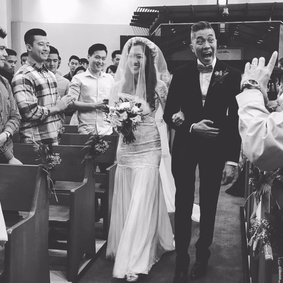 Đúng như kỳ vọng, Zachary Lee đã tạo ra một bất ngờ lớn với Elsa và cả gia đình nhà vợ. Những vị khách đến dự đám cưới của hai người, đặc biệt là nhóm bạn thân của cô dâu Elsa cũng được một phen "nổ mắt", trầm trồ trước sự xuất hiện của dàn 9 anh chàng phù rể, người nào cũng đẹp trai, cao lớn và có thân hình đẹp như những nam thần. Nhiều cư dân mạng là phụ nữ cũng tỏ ra ghen tị với cô dâu Elsa khi cô có một người chồng đẹp trai như hot boy.