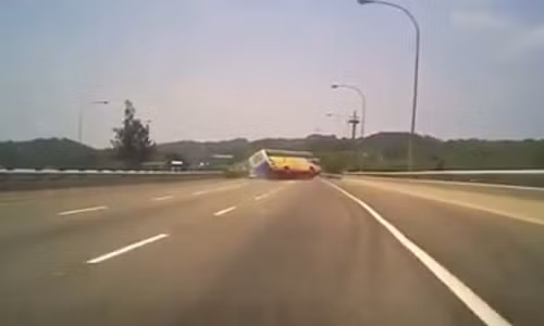 Xe khach danh vong tren duong va cai ket dang long