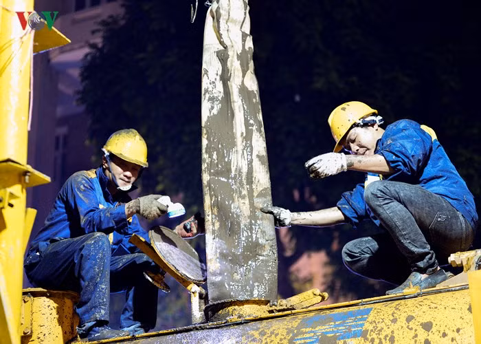 Sau đó, ống dẫn bùn nằm trên các phương tiện nổi để dẫn vào bờ. Các công nhân sẽ bơm bùn từ xe bơm lên xe téc và vận chuyển đi đổ.