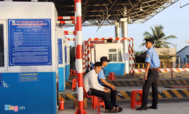 Từ sáng sớm, lực lượng CSGT cùng các đơn vị bảo vệ trạm BOT, các đội an ninh trật tự, xe cứu thương, cứu hỏa...đã tập trung. Lực lượng bảo vệ trạm BOT cũng tăng gấp đôi so với bình thường. Nguồn ảnh: Zing
