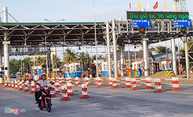 Sau ba tháng rưỡi tạm ngưng hoạt động, từ 9h sáng nay (30/11), trạm BOT Cai Lậy mở cửa thu phí trở lại với một loạt các thay đổi về mức giá cũng như bố trí các bãi xe riêng phục vụ tài xế dùng tiền mệnh giá nhỏ. Nguồn ảnh: Zing