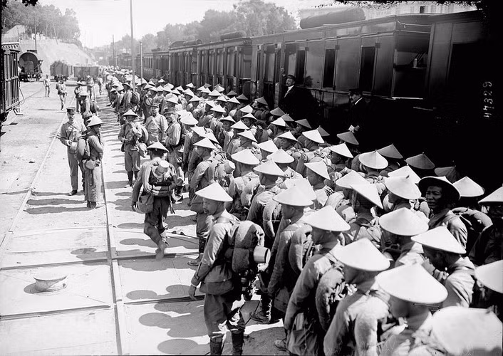Binh sĩ người Việt tập kết tại một sân ga ở Pháp, 1916. Ảnh: Public Domain.