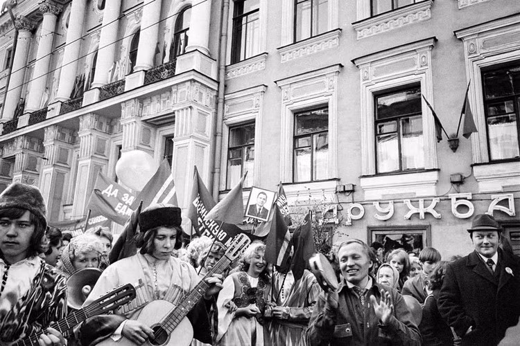 Cuộc diễu hành trên đại lộ Nevsky, Leningrad năm 1975, một trong số những hình ảnh Liên Xô đã được bà Asya xử lý kỹ thuật số và giới thiệu trên website về mẹ mình. Ảnh: Masha Galleries.