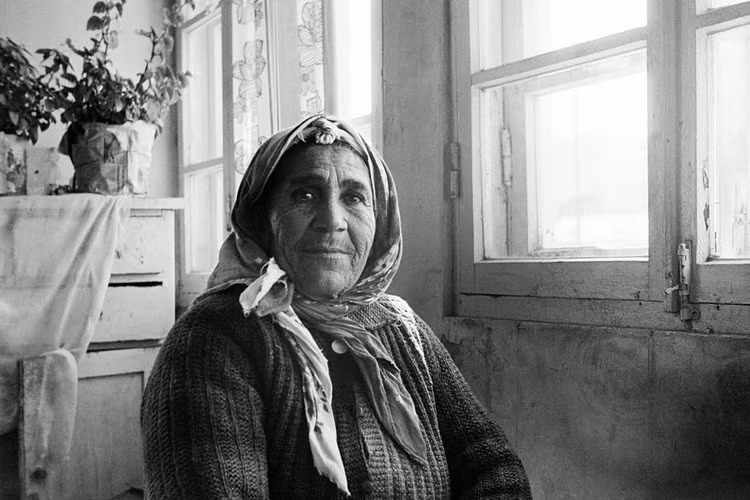 Cụ bà tại một ngôi làng gần hồ Sevan, Armenia, Liên Xô năm 1976. Ảnh: Masha Galleries.