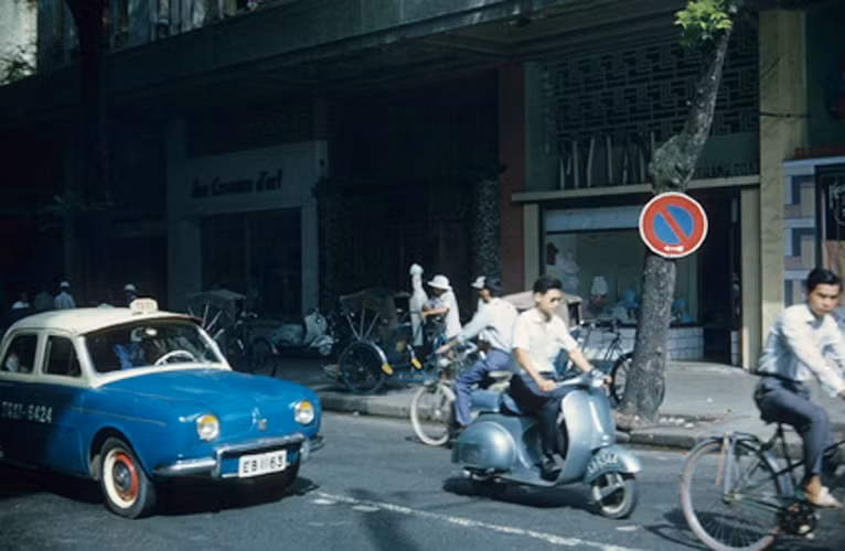 Trên đường Tự Do, nay là đường Đồng Khởi. Ảnh: Anthony Larusso / Vietnam Center and Archive.