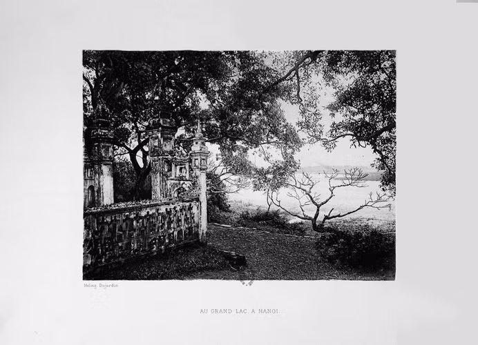Bờ hồ Tây ở Hà Nội. Ảnh: L'Indochine.