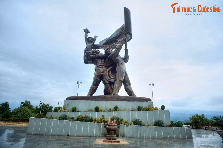 9. "Trận Stalingrad của phương Đông". Báo chí thế giới gọi trận Điện Biên Phủ là "trận Stalingrad của phương Đông", "cơn địa chấn đánh tan nền tảng chủ nghĩa thực dân cũ". Những tiêu để này thể hiện tầm vóc thế giới của sự kiện.