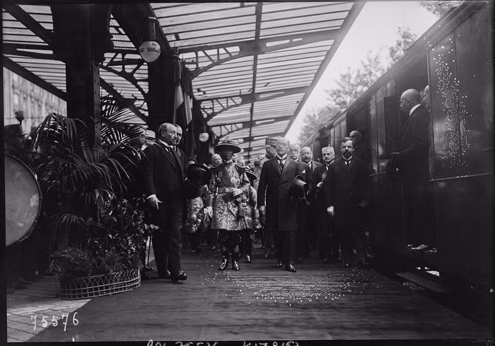 Vua Khải Định đến ga Bois de Boulogne tại Paris ngày 24/6/1922. Ảnh: Gallica.bnf.fr.