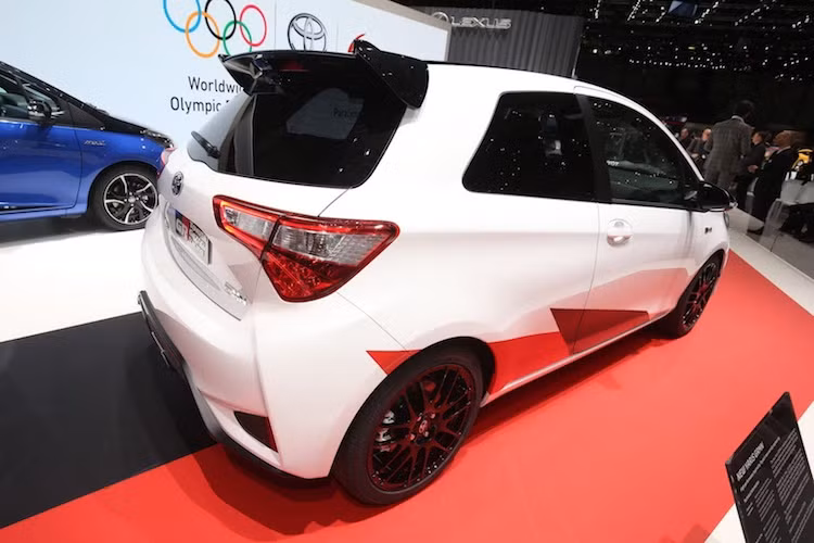 Những chiếc Yaris GRMN thể thao còn có điểm đặc biệt là nước sơn màu trắng với các họa thiết hình khối sử dụng gam màu cam-đỏ-đen. Chúng cũng đi kèm với mâm thể thao cao cấp từ hãng BBS của Đức, có đường kính lên tới 17 inch.