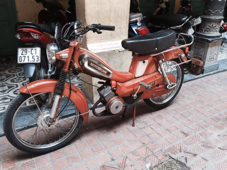 Chiếc Motobecane 881B này thuộc sở hữu của một nghệ sĩ với niềm đam mê xe cổ tại Hà Nội, có nhiều chi tiết "zin" và nước sơn nguyên bản hoàn toàn. Anh đã đặt mua chiếc xe từ nước ngoài với giá 120 triệu đồng khi tình cờ lướt web.
