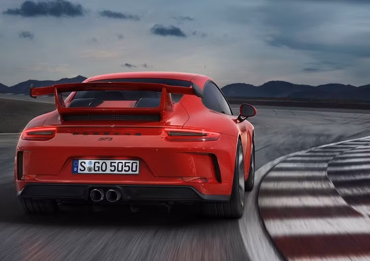  Hãng xe Porsche sẽ bắt đầu bán 911 GT3 2017 phiên bản mới tại Mỹ vào mùa thu tới với giá đề xuất 143.600 USD (tương đương 3,27 tỷ đồng, chưa bao gồm phí vận chuyển).