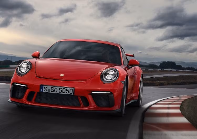 Là phiên bản 911 duy nhất được trang bị động cơ nạp khí tự nhiên, GT3 2017 sở hữu cỗ máy 4.0l 6 xi-lanh nằm ngang mới, được cải tiến từ xe đua 911 RSR để đạt công suất tối đa 500 mã lực và mô-men xoắn 458 Nm. Kết hợp với hộp số tự động ly hợp kép 7 cấp PDK, chiếc xe nặng 1430 kg có thể đạt 0-100 km/h chỉ trong 3,2 giây và tốc độ tối đa 317 km/h.