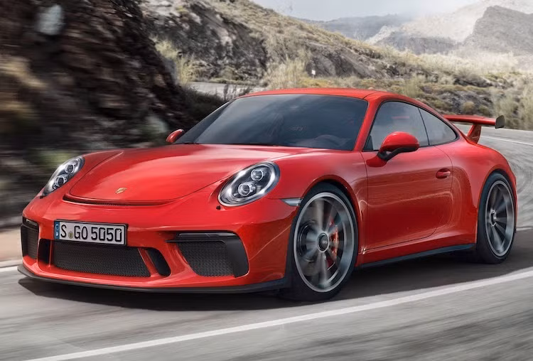 Hiện là phiên bản thể thao nhất trong toàn bộ dòng 911, Porsche 911 GT3 2017 vừa trải qua đợt nâng cấp lớn giữa vòng đời. Với phiên bản 2017, chiếc xe đã tiếp tục được Porsche cải tiến để nâng cao hiệu năng và đem tới cảm giác điều khiển "thuần chất" thể thao nhất của một mẫu siêu xe động cơ nạp khí tự nhiên.