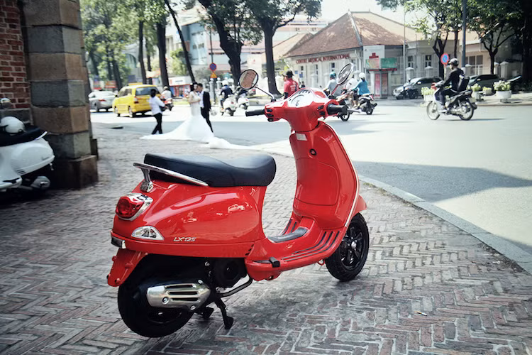 Phần đuôi của LX cũng có thiết kế gần như hoàn toàn giống đời cũ, với điểm khác biệt duy nhất là ốp pô của xe. Các kích thước tổng thể không có gì thay đổi, trong khi trọng lượng xe đạt mức 114 kg.