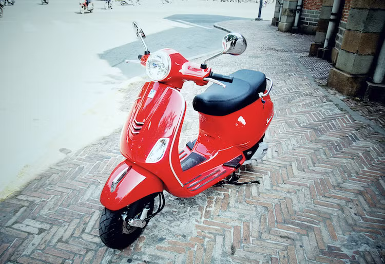 Sau 4 năm vắng bóng, ngay trong đầu năm 2017 Piaggio Việt Nam đã bất ngờ cho "hồi sinh" dòng xe LX với phiên bản Vespa LX 125 iGet 2017. Về cơ bản, chiếc LX của năm 2017 có thiết kế gần như không thay đổi so với phiên bản cuối cùng năm 2013.