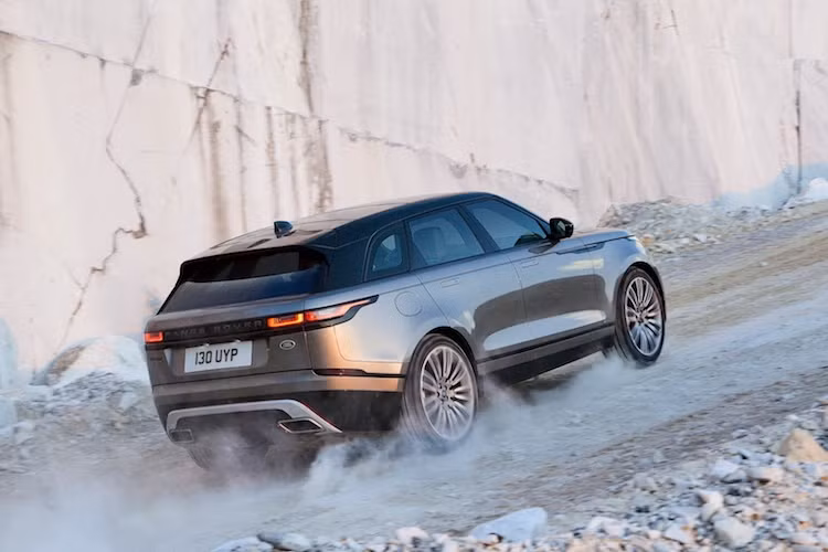 Tại thị trường Mỹ, Range Rover Velar sẽ được bán từ mùa hè tới với giá khởi điểm từ 49.900 USD cho phiên bản thấp nhất (tương đương 1,13 tỷ đồng) và cao nhất là 89.300 USD (tương đương 2,03 tỷ đồng. Do được bán ở các nước từ khá sớm nên nhiều khả năng mẫu xe này có thể kịp "cập bến" Việt Nam vào cuối năm nay.
