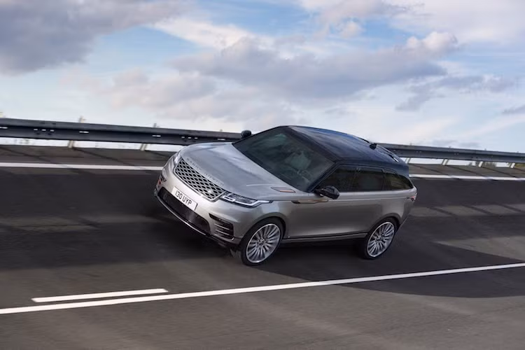 Ở mọi thị trường, Velar đều sẽ được trang bị hộp số tự động 8 cấp cùng với hệ thống dẫn động 4 bánh với hệ thống điều khiển Terrain Response và hỗ trợ đổ đèo Hill Descent Control cho tất cả các phiên bản. Ngoài ra, Range Rover còn có khả năng tung ra phiên bản thể thao Velar SVR với máy V8 trong tương lai.