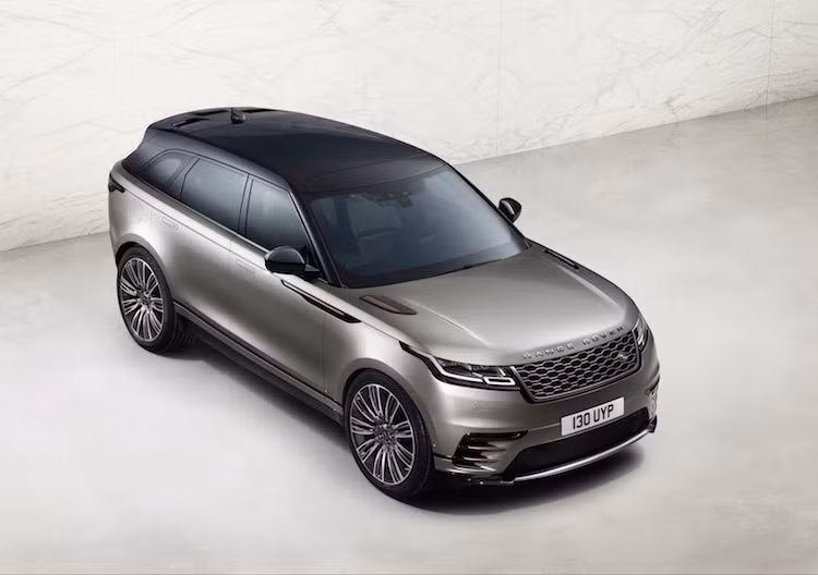 Tham gia vào phân khúc crossover hạng D cao cấp với các đối thủ như Mercedes GLC, BMW X4, Porsche Macan và ngay chính chiếc Jaguar F-Pace cùng hãng mẹ, thương hiệu xe sang Anh Range Rover vừa công bố Range Rover Velar mới. Tên gọi Velar được đặt theo mẫu xe thử nghiệm đầu tiên của Range Rover từ thập niên 60 của Thế kỷ 20.