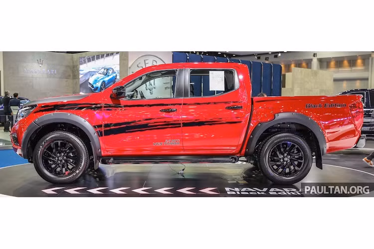 Ở hai bên thân xe, Navara Black Edition có vẻ bề ngoài khá "chiến", tương tự như dòng bán tải Ford Raptor nhờ có bộ tem dán với họa tiết vảy bùn khéo dài từ phần đầu xe. Đặc biệt, các hốc bánh của phiên bản này sở hữu vè ốp lớn hơn với đinh bắn. Tuy nhiên, bộ mâm và lốp từ Navara thường vẫn được giữ nguyên, chỉ sơn màu đen bóng.