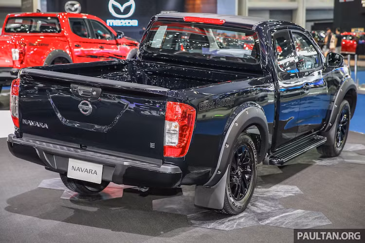 Tại thị trường Thái Lan, mẫu xe bán tải Navara Black Edition sẽ có giá khởi điểm từ 786.000 Baht và kết thúc ở 918.000 Baht (tương đương 518 - 605 triệu đồng).
