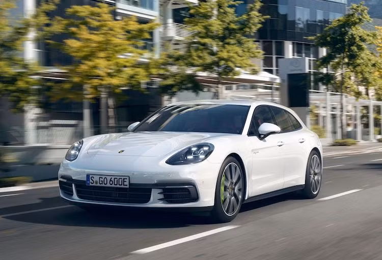 Các phiên bản động cơ của Panamera Sport Turismo không có sự thay đổi so với bản thường. Phiên bản có giá rẻ nhất là Panamera 4S, được trang bị động cơ V6 2.9l kèm theo 2 tăng áp nằm giữa các hàng xi-lanh. Động cơ này đem tới công suất lên tới 434 mã lực và mô-men xoắn cực đại 550 Nm - lần lượt cao hơn 20 mã lực và 30 Nm so với phiên bản tương đương của thế hệ trước.