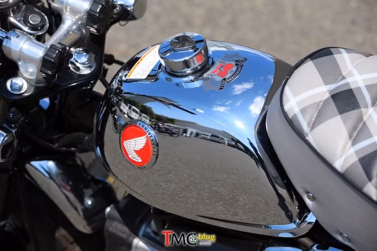 Thay đổi lớn đầu tiên của Honda Monkey 50th anniversary là các logo gắn trên bình xăng xe. Trong đó, logo cánh chim Honda ở hai bên bình xăng được viền thêm vòng ngoài với dòng chữ kỷ niệm 50 năm và con số 1967-2017. Ngoài ra, nằm phía trên bình xăng còn có một logo đặc biệt khác.