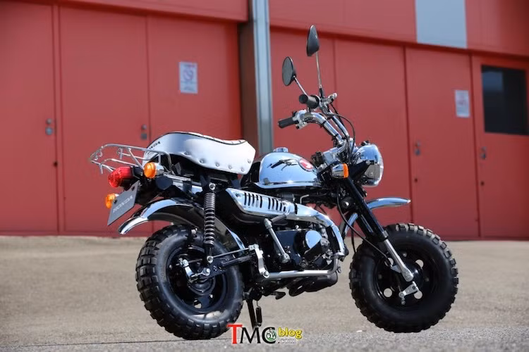 Tại thị trường Nhật Bản, Honda Monkey 50th anniversary có giá niêm yết là 352.080 Yen (tương đương 72,7 triệu). Honda dự kiến sẽ chỉ sản xuất đúng 1800 chiếc và bán ra trong năm 2017 này.