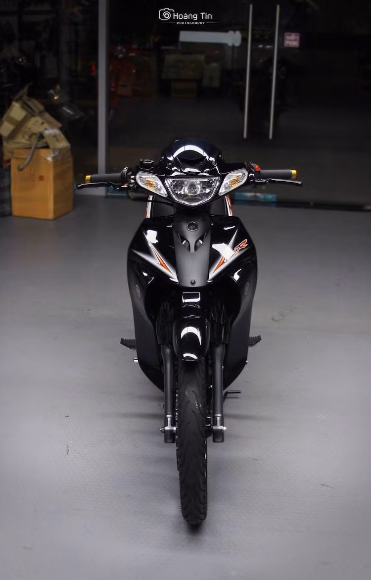 Tại Việt Nam, nhiều chiếc Yamaha 125ZR hiện tại đã được chủ sở hữu độ lại bằng cách này hay cách khác. Mới đây, một biker Sài Thành cũng đã "trình làng" bản độ 125ZR mới, với kiểu dáng nguyên bản nhưng gây ấn tượng đặc biệt bởi các phụ tùng "hàng khủng" ở 2 bánh.