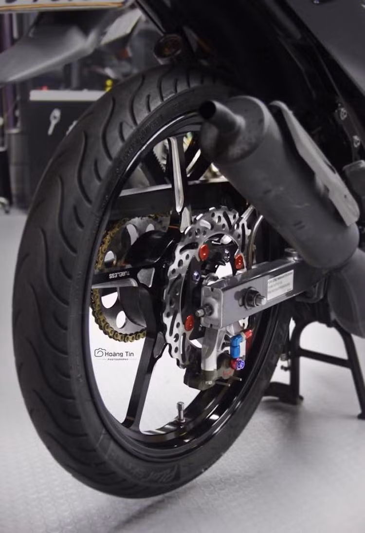 Tương tự như bánh trước của xe, bánh sau cũng được nâng cấp với heo Brembo và đĩa Braketech. Đi kèm với cặp mâm Racing Boy đẳng cấp là lốp Michelin Pilot Sport để đem tới độ bám đường tối đa.