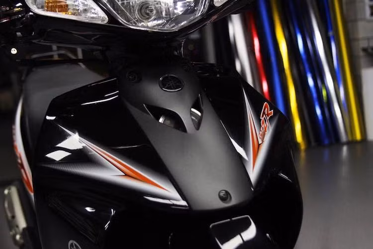 Cùng với những con ốc titan Proti làm điểm nhấn, chiếc Yamaha 125ZR màu đen tuyền của biker Sài Thành đã trở nên đầy hấp dẫn và an toàn hơn trên mỗi cung đường nhờ "dàn chân" được đầu tư nâng cấp với loạt phụ tùng giá trị.