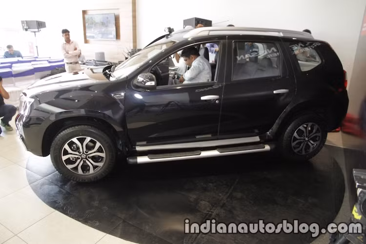 Dựa trên cơ sở một mẫu SUV cỡ nhỏ khác là Renault Duster, Terrano có thiết kế tương tự Duster ngoại trừ phần đầu với lưới tản nhiệt V-Motion đặc trưng của Nissan, phần đuôi thiết kế mới cùng một số khác biệt nhỏ. So với phiên bản cũ, Terrano 2017 không thay đổi về thiết kế, chỉ được bổ sung thêm các đèn LED ban ngày trên lưới tản nhiệt, xi-nhan trên gương hậu và hốc đèn sương mù mạ chrome.