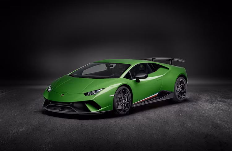 Sau khi liên tục hé lộ trước đây, hãng siêu xe Lamborghini đã chính thức ra mắt Lamborghini Huracan Performante chỉ vài giờ trước khi triển lãm Geneva chính thức khai mạc. Là phiên bản hiệu năng cao hơn của dòng Huracan nổi tiếng, Huracan Performante đã được cải tiến nhiều chi tiết để đạt hiệu năng thuộc hàng "top" trong Thế giới siêu xe hiện nay.