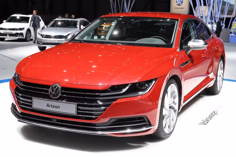 Sở hữu ngôn ngữ thiết kế quen thuộc của Volkswagen nhưng so với các dòng xe khác của hãng, Arteon nổi bật và quyến rũ hơn nhiều. Điểm nhấn độc đáo nhất của chiếc xe là cụm lưới tản nhiệt nhập làm một với đèn pha trước, với các chóa pha LED được ngăn với nhau bởi các nan lưới tản nhiệt.