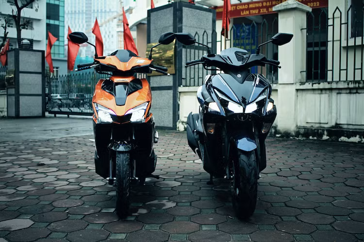 Ngay từ khi "đối mặt" với 2 mẫu xe tay ga hạng trung này, có thể thấy ngay rằng NVX 125 trông "bề thế" hơn hẳn Airblade 125. Chiều rộng của NVX lên tới 700 mm, trong khi Airblade chỉ là 687 mm. Cả 2 chiếc xe đều sở hữu thiết kế hiện đại, tuy nhiên Airblade có những mảng thân xe góc cạnh trong khi NVX là tập hợp của những đường nét thể thao theo phong cách xe phân khối lớn.