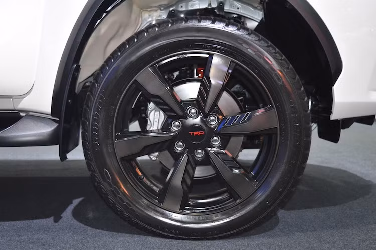 Về động cơ, phiên bản Fortuner TRD Sportivo vẫn giữ nguyên khối máy diesel 2.8l có công suất tối đa 177 mã lực cùng mô-men xoắn cực đại 450 nm như các phiên bản cao cấp khác của dòng xe. Động cơ này vẫn được kết hợp cùng hộp số tự động 6 cấp và tùy chọn hệ dẫn động cầu sau hoặc 4 bánh.