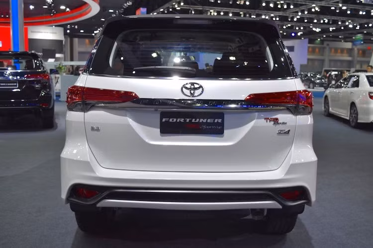 Tại thị trường Thái Lan, một chiếc Fortuner TRD Sportivo phiên bản dẫn động cầu sau có giá 1,643 triệu Baht (1,08 tỷ đồng), trong khi phiên bản dẫn động 4 bánh giá lên tới 1,719 triệu Baht (1,13 tỷ đồng).
