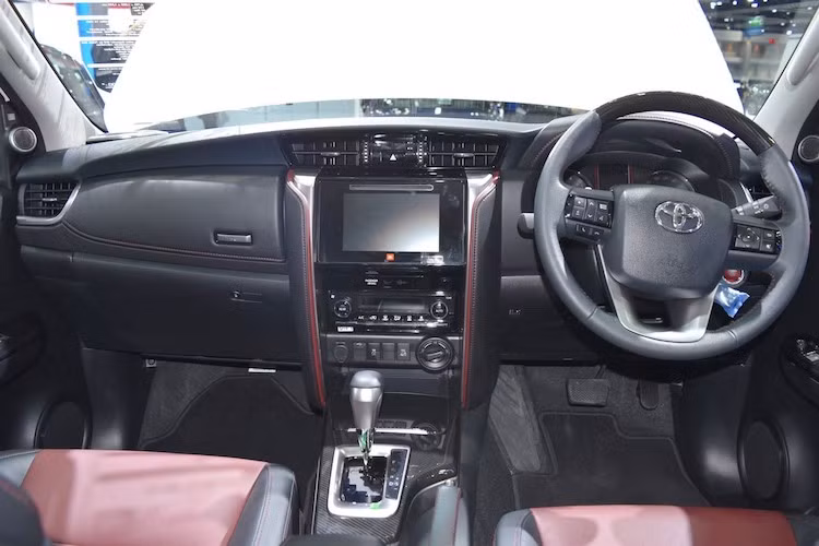 Nội thất của Fortuner TRD Sportivo cũng cao cấp hơn các phiên bản thường với bậc lên xuống có logo TRD chiếu sáng bằng đèn LED và dàn âm thanh JBL 11 loa kèm hệ thống thông tin giải trí T-Connect hiện đại với màn hình cảm ứng 7 inch và có định vị vệ tinh.