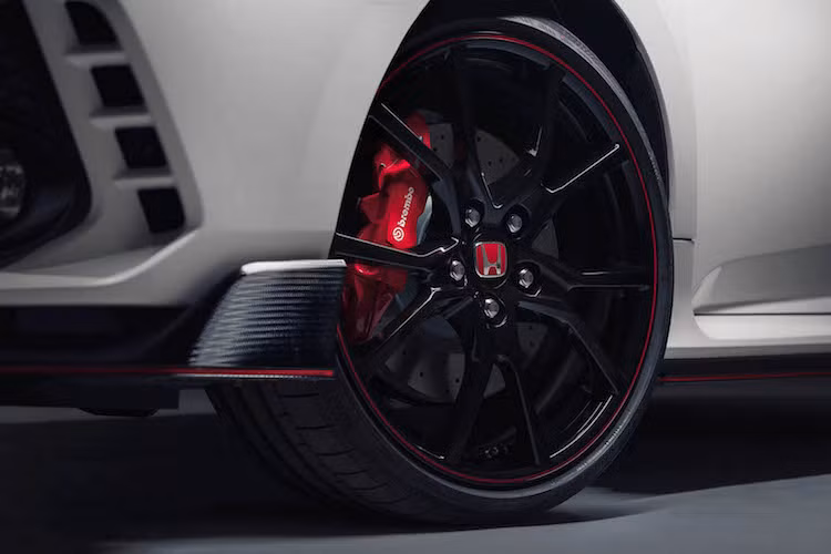Ngay từ cái nhìn đầu tiên, Civic Type R mới đã gây ấn tượng mạnh bởi cản trước cực kỳ dữ dằn với các khe hút gió lớn, cùng với nắp ca-pô cũng được "trổ" thêm một khe hút gió ở chính giữa. Xe được trang bị mâm 20 inch kích thước lớn 5 cánh kép, phía sau là hệ thống phanh hiệu năng cao của Brembo.