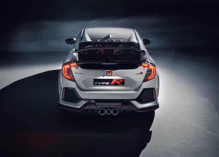 Civic Type R sở hữu hệ thống lái với 3 chế độ khác nhau là Comfort (êm ái), Sport (thể thao) và R+. So với phiên bản thường, Civic Type R cũng có thân xe với độ cứng chống xoắn lớn hơn tới 31%. Hệ thống treo của xe đã được Honda cải tiến lại với dạng MacPherson ở phía trước và đa điểm độc lập ở phía sau.