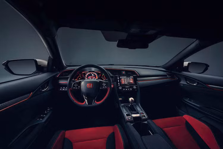 Nội thất của Civic Type R có thiết kế dựa trên Civic thường, nhưng sở hữu nhiều chi tiết mang tính thể thao như cặp ghế trước ôm lưng, các tấm ốp trang trí bằng sợi carbon và vô-lăng vành mới. Giao diện bảng đồng hồ và hệ thống thông tin giải trí cũng có màu đỏ nổi bật hơn so với phiên bản hiện nay.